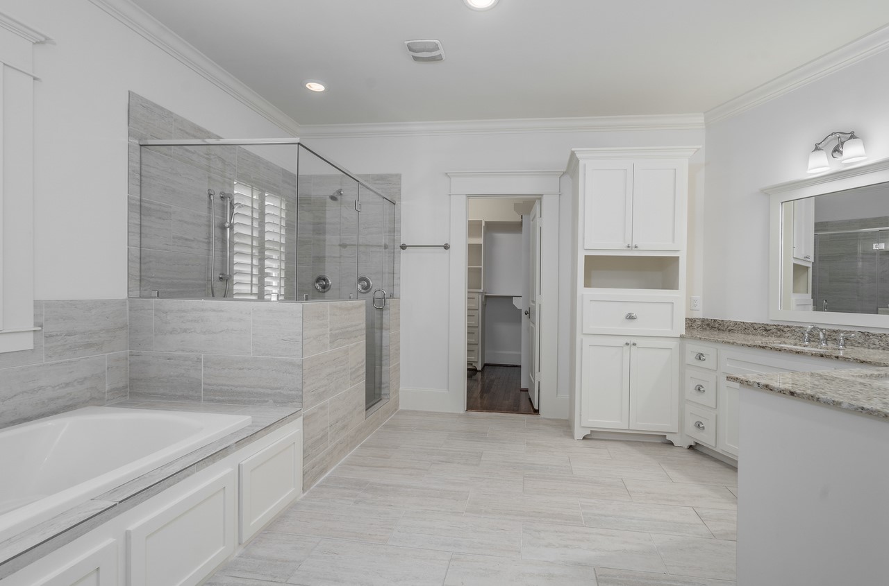 830 Gibbs Street Houston, TX 77009 - Photo 7 of 30 Primary bath with separate tub and shower