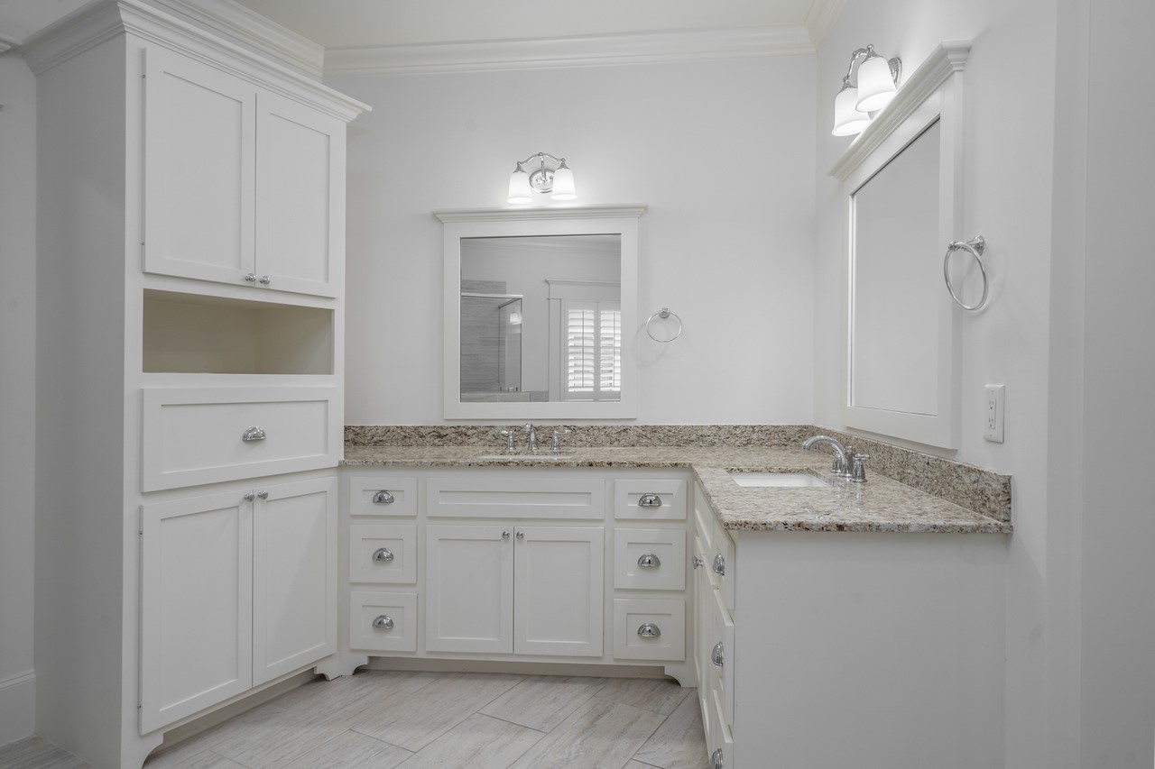 830 Gibbs Street Houston, TX 77009 - Photo 8 of 30 Primary bath with dual sinks