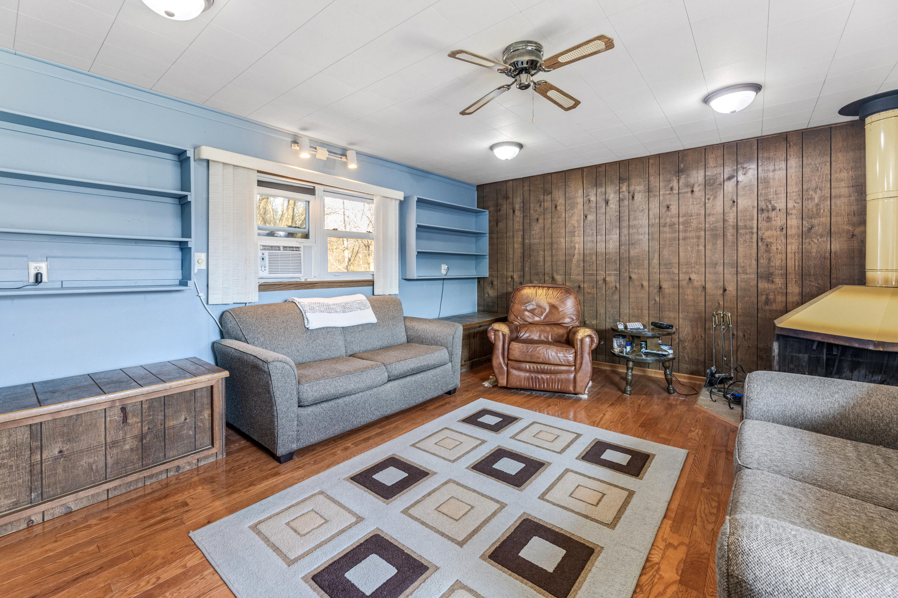 W394 Bluff Siding Road Fountain City, WI 54629 - Photo 20 of 36 20 family room