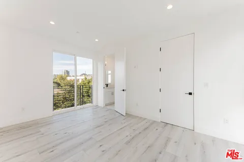 $3,208 | 1238 1/2 North Beachwood Drive, Los Angeles, CA 90038