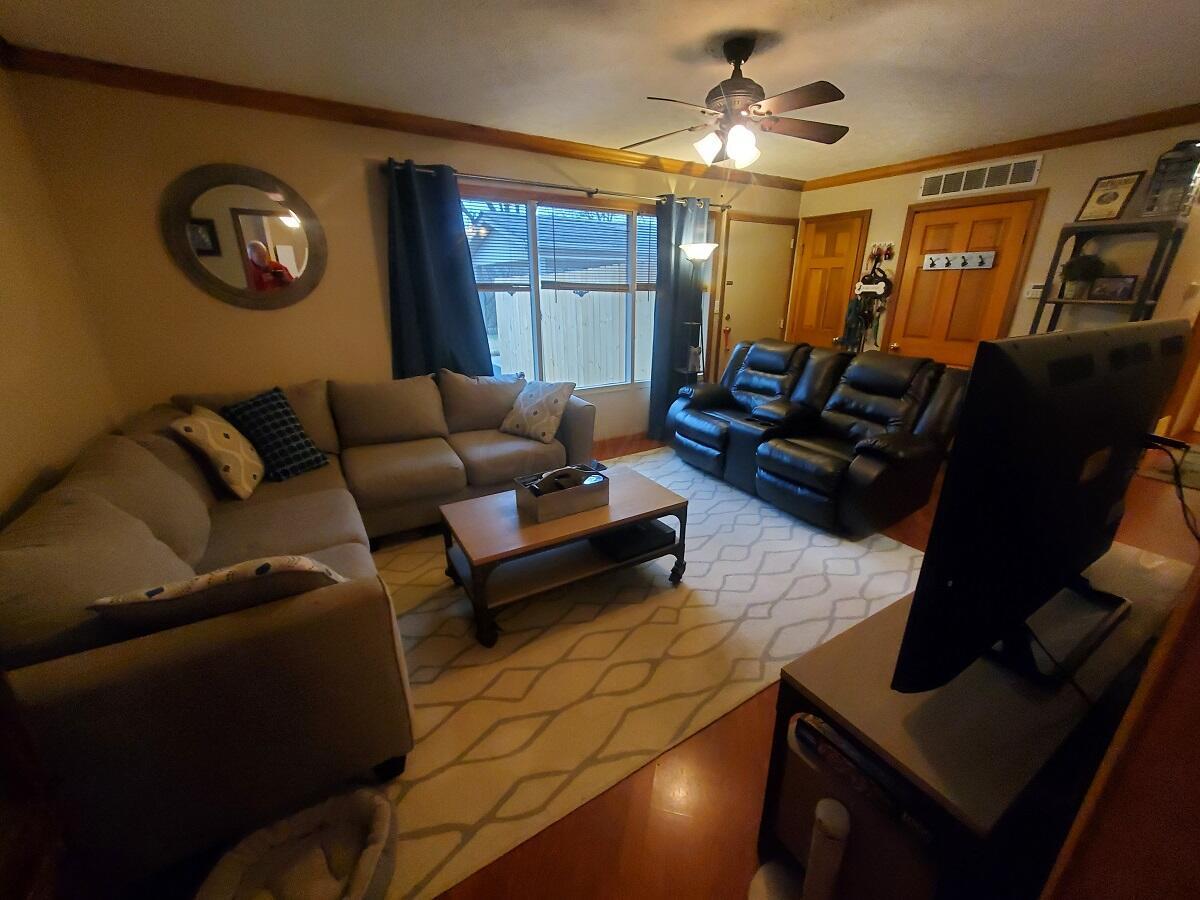 1185 Gibson Road Reynoldsburg, OH 43068 - Photo 11 of 19 Living room 3