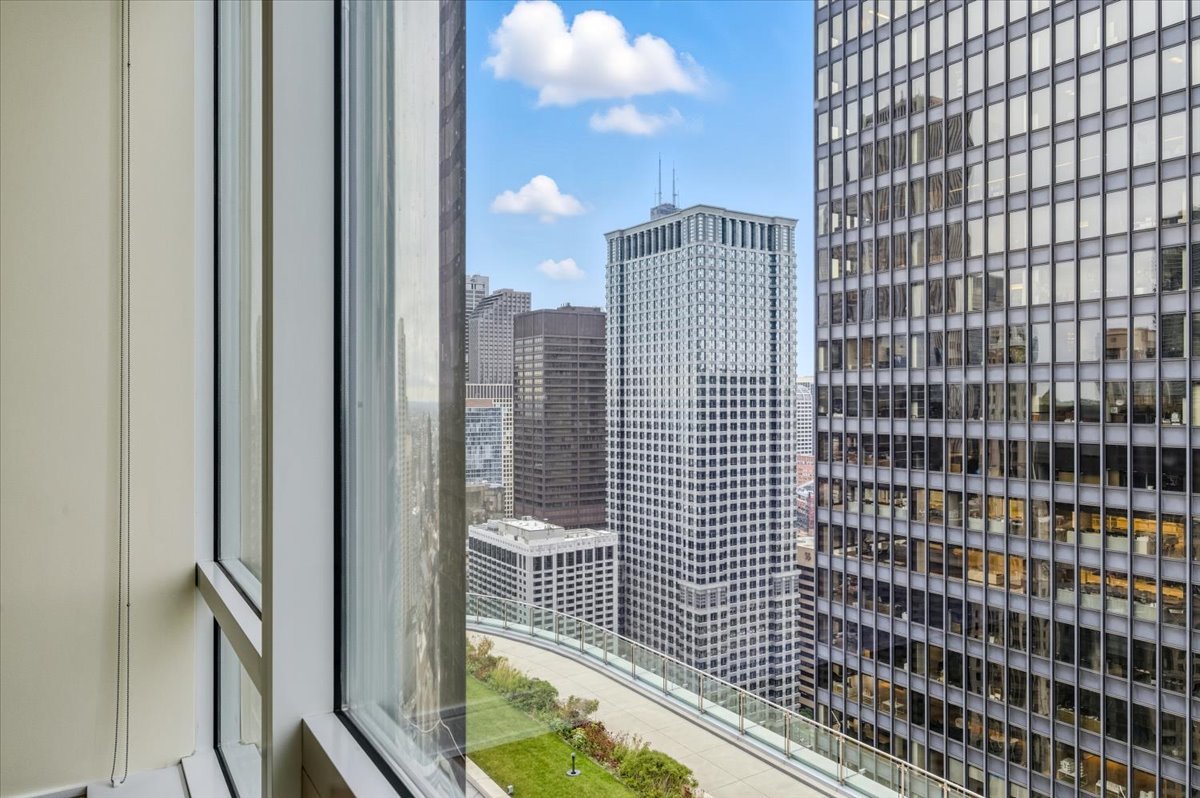 401 North Wabash Avenue, Unit 31G Chicago, IL 60611 - Photo 12 of 46 a view of balcony with balcony