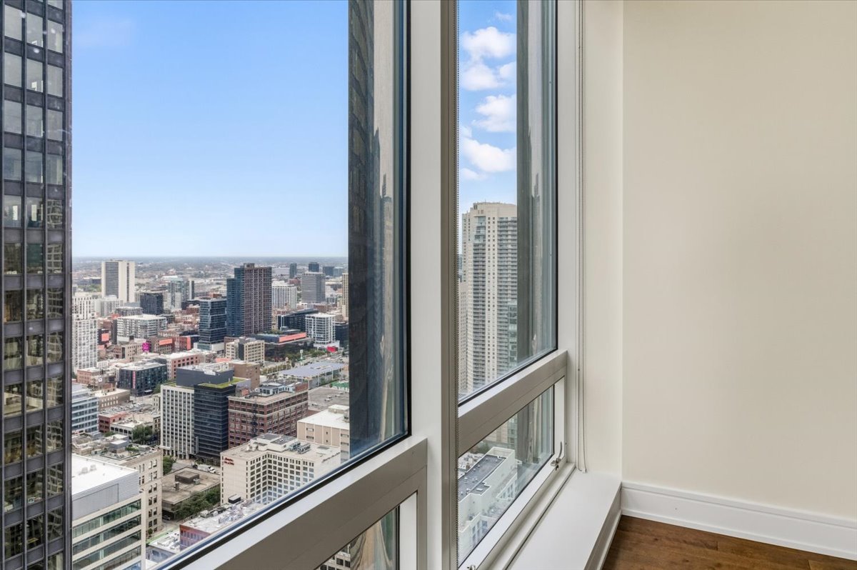 401 North Wabash Avenue, Unit 31G Chicago, IL 60611 - Photo 20 of 46 a view of a balcony with city view