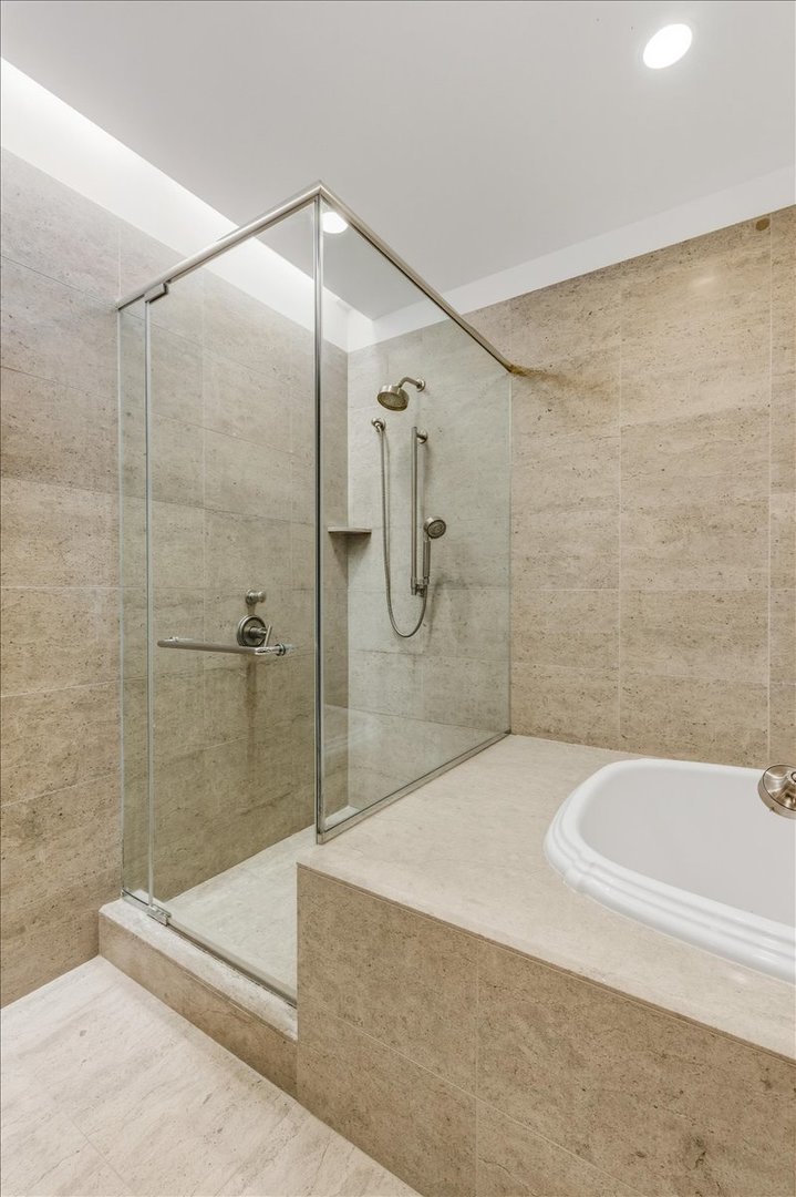 401 North Wabash Avenue, Unit 31G Chicago, IL 60611 - Photo 9 of 46 a spacious bathroom with a shower and bathtub
