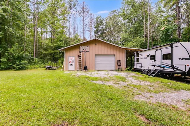 a view of a house with backyard and garden