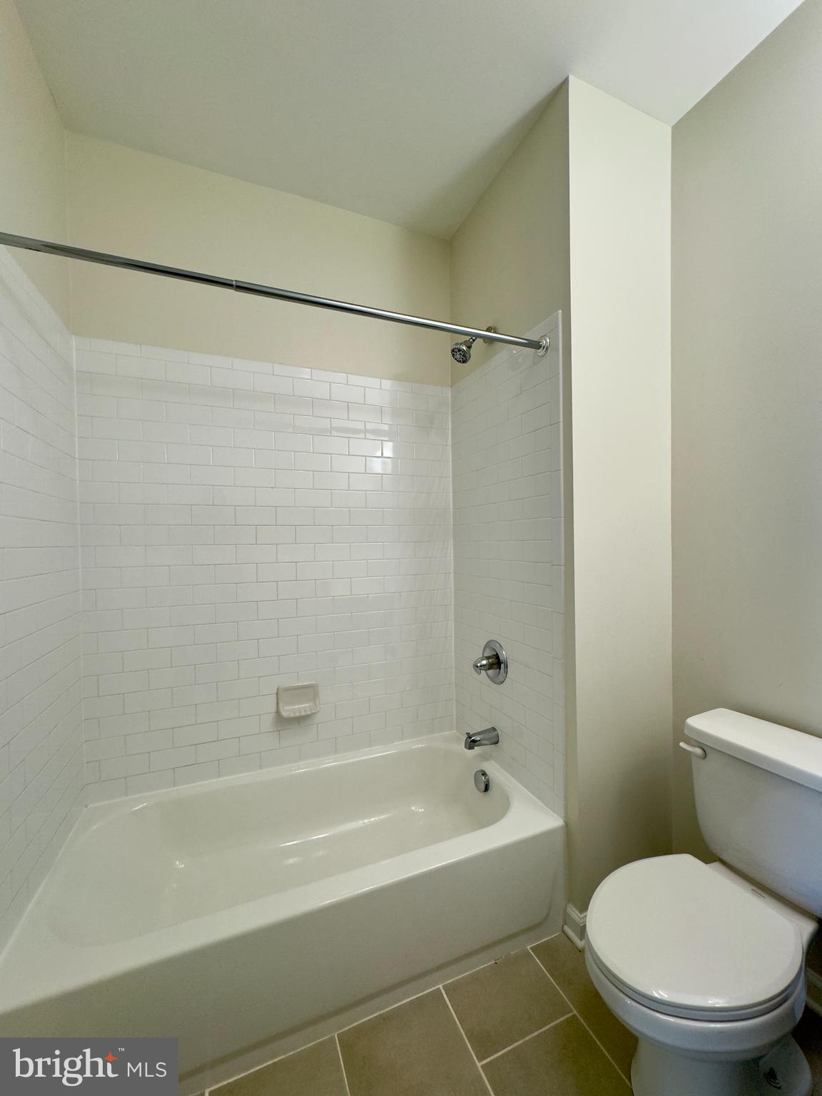 4909 Hamilton Avenue, Unit 4909B Baltimore, MD 21206 - Photo 7 of 15 a bathroom with a toilet and a bathtub