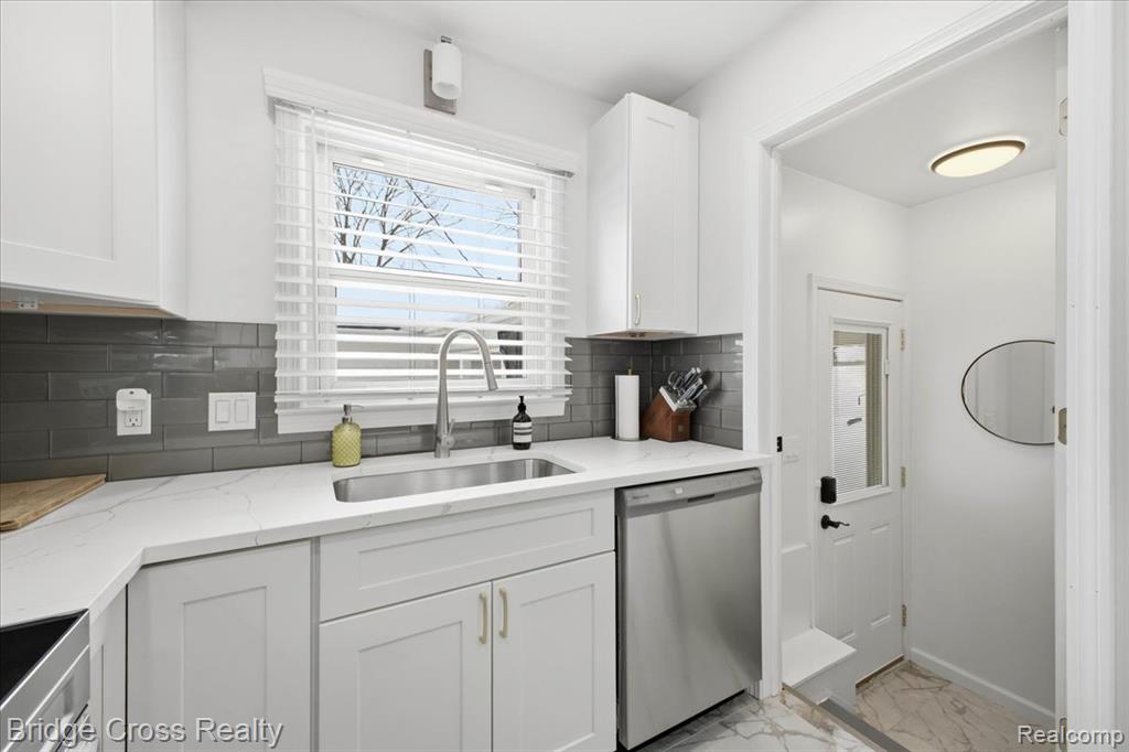 2896 Dorchester Road Birmingham, MI 48009 - Photo 12 of 35