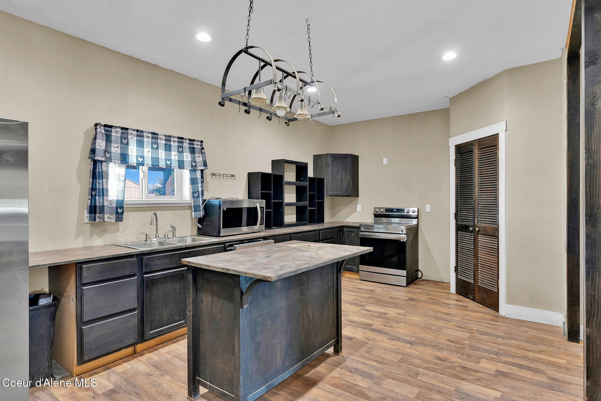 229 McDonald Creek Road Blanchard, ID 83804 - Photo 12 of 42 Kitchen with Pantry and Island