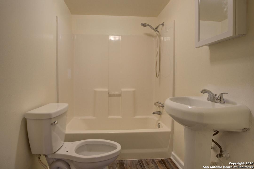 1176 Old Adams Lane Pleasanton, TX 78064 - Photo 13 of 42 a bathroom with a sink toilet and bathtub