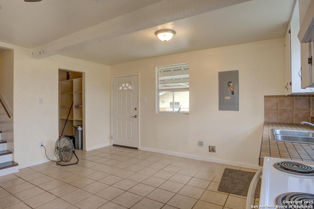 1176 Old Adams Lane Pleasanton, TX 78064 - Photo 19 of 42 a view of livingroom with furniture
