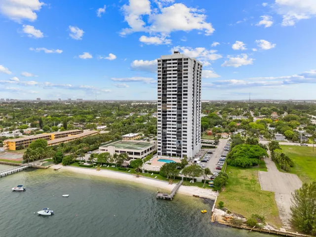 $359,900 | 5600 North Flagler Drive, Unit 605, West Palm Beach, FL 33407