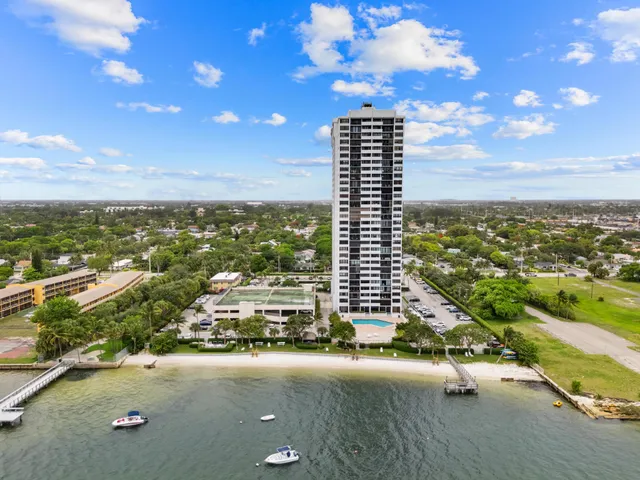 $359,900 | 5600 North Flagler Drive, Unit 605, West Palm Beach, FL 33407