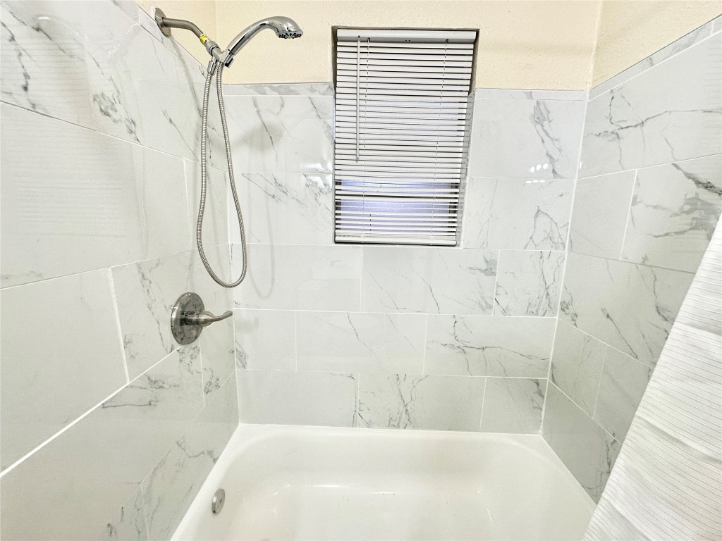 4302 Scottsdale Road, Unit B Austin, TX 78721 - Photo 18 of 37 Full bath with bathing tub / shower combination