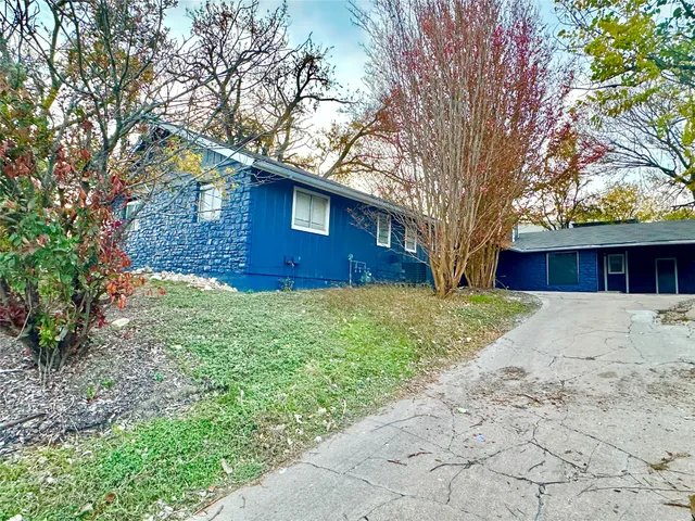 a view of a house with a outdoor space