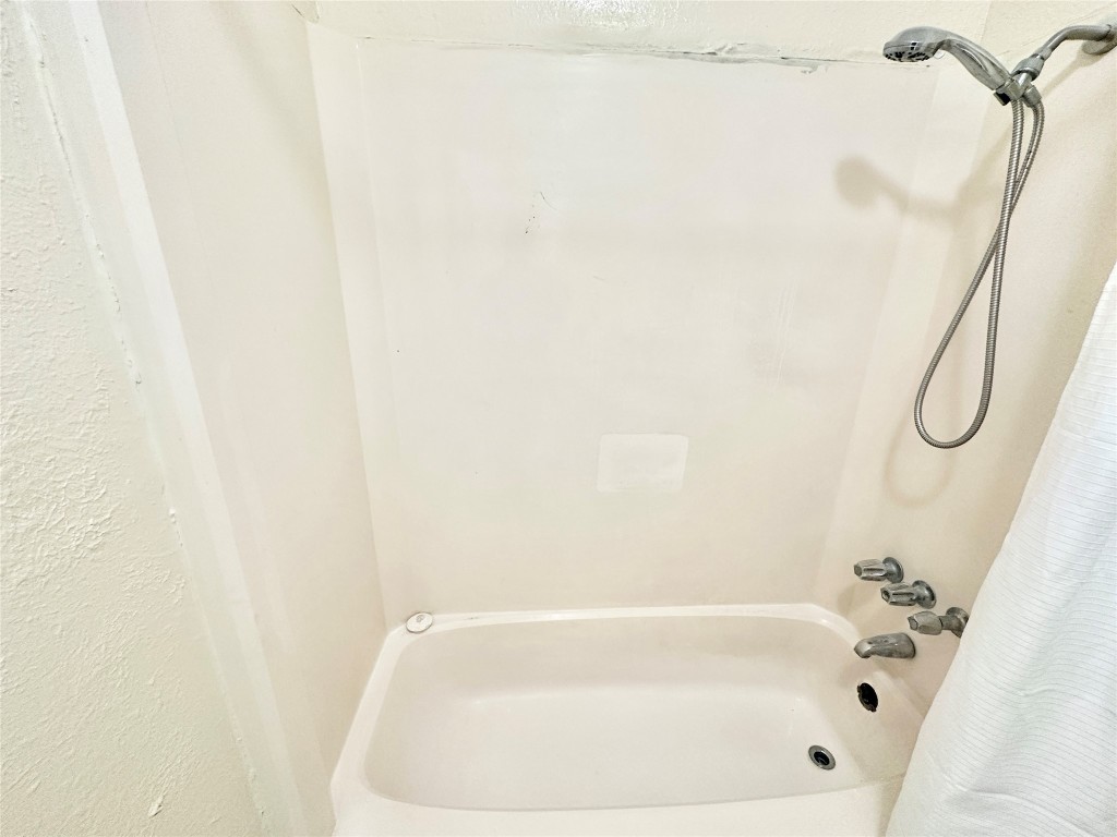 4302 Scottsdale Road, Unit B Austin, TX 78721 - Photo 28 of 37 Full bath featuring shower / tub combo