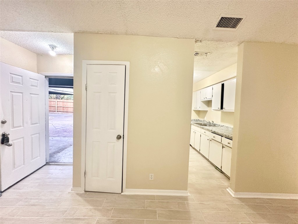 4302 Scottsdale Road, Unit B Austin, TX 78721 - Photo 9 of 37 Foyer with a textured ceiling