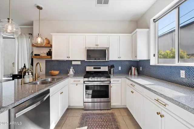 $3,000 | 3030 North 38th Street, Unit 110, Phoenix, AZ 85018