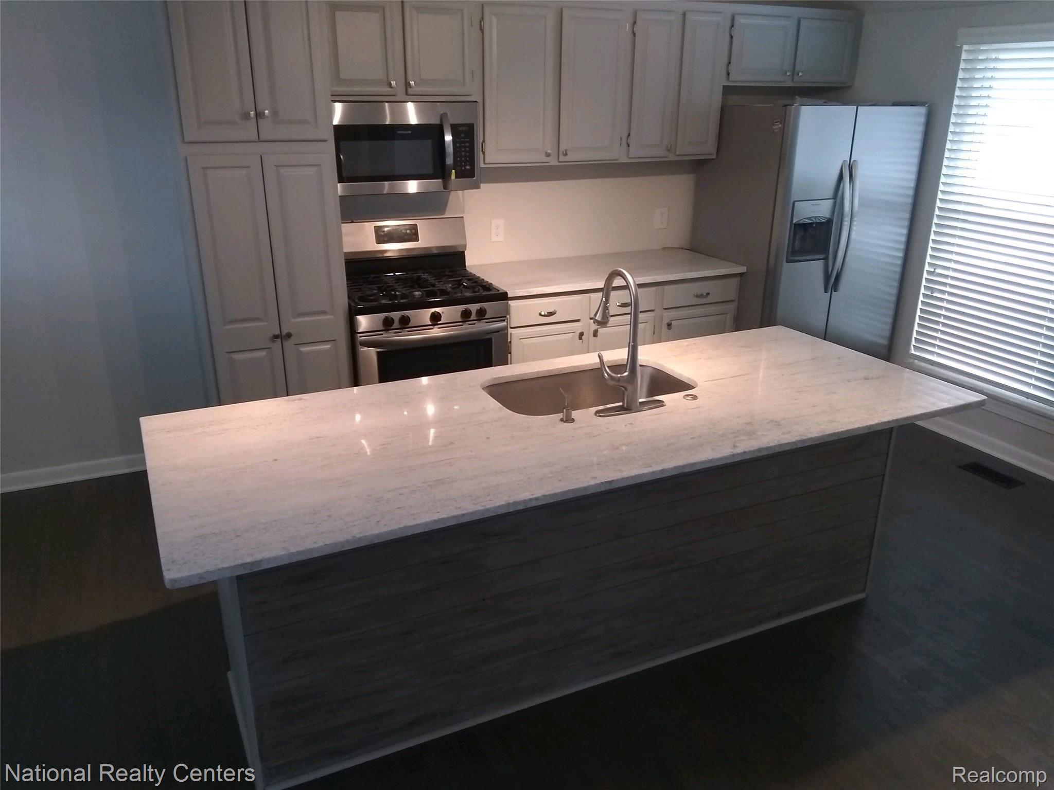 29700 Curtis Road Livonia, MI 48152 - Photo 4 of 18 Curtis kit island.jpg