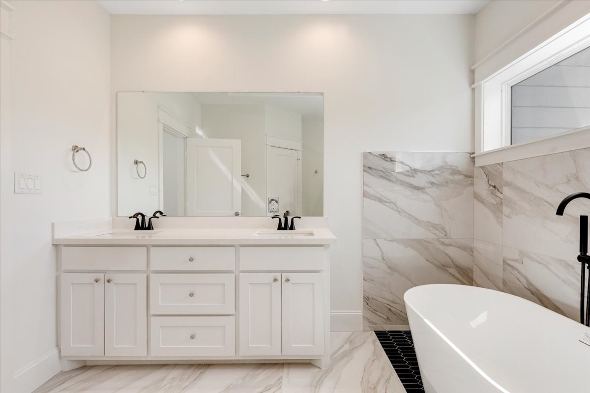 4019 Ward Street Houston, TX 77021 - Photo 17 of 27 Primary Bathroom