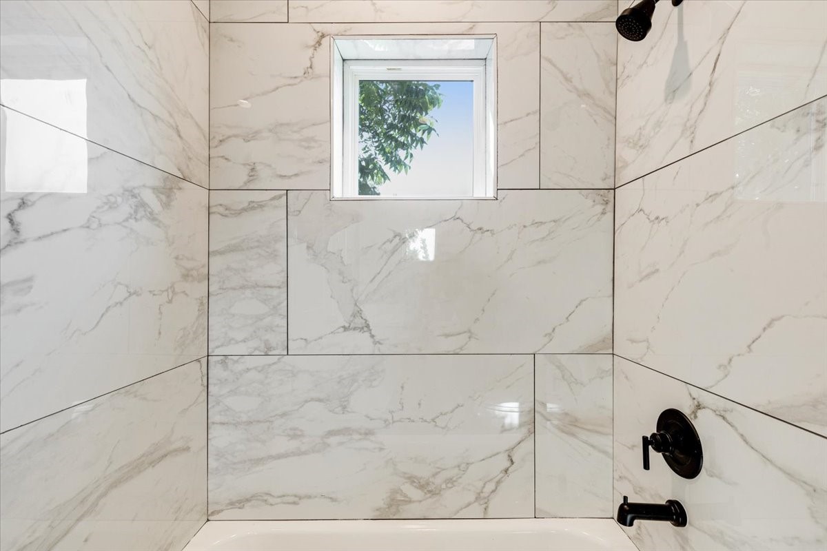 4019 Ward Street Houston, TX 77021 - Photo 22 of 27 2nd Bedroom en-suite bathroom