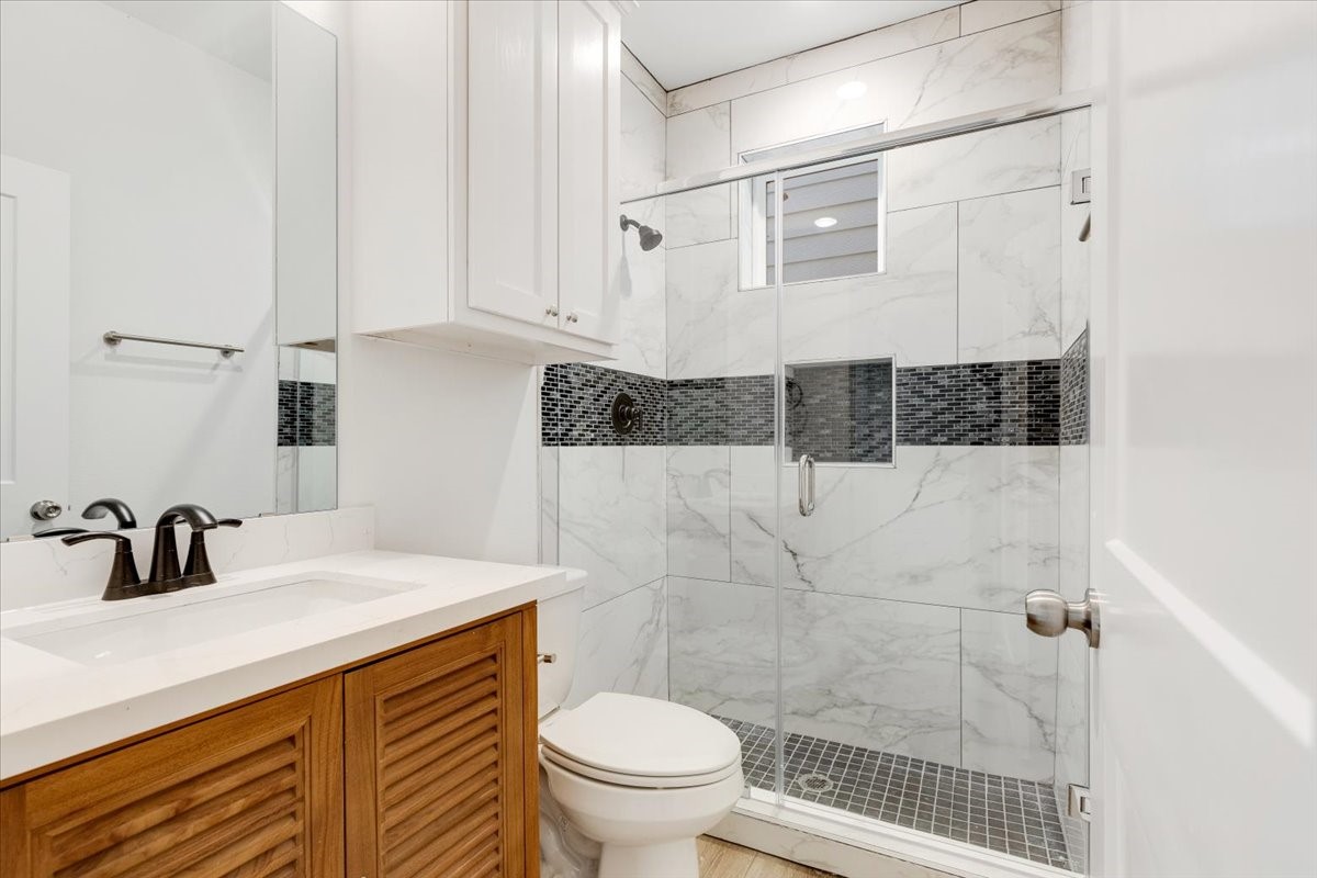 4019 Ward Street Houston, TX 77021 - Photo 25 of 27 3rd Bedroom en-suite bathroom