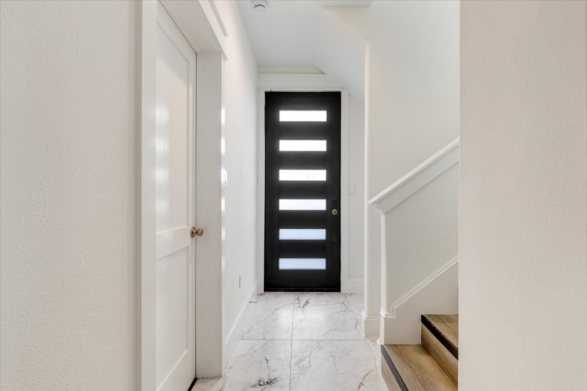 4019 Ward Street Houston, TX 77021 - Photo 4 of 27 Front Entry hallway