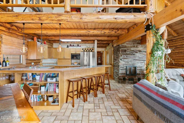 a view of entryway with patio