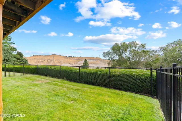 a view of a house with a big yard