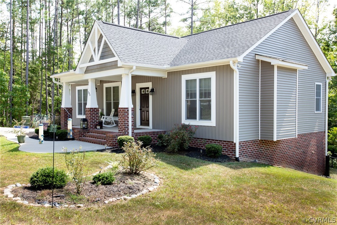 206 Thomas Circle Farmville, VA 23901 - Photo 37 of 40 a view of a house with tub and yard