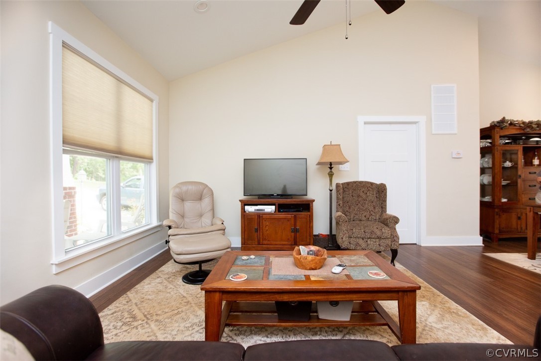 206 Thomas Circle Farmville, VA 23901 - Photo 7 of 40 a living room with furniture and a window