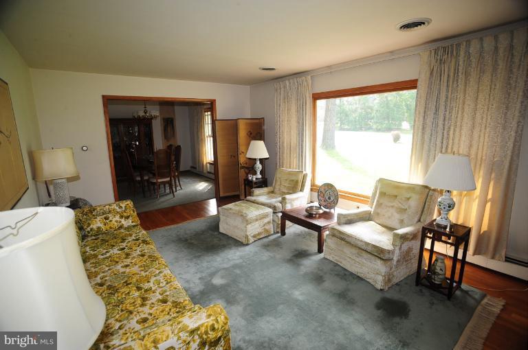8804 Briarcroft Lane Laurel, MD 20708 - Photo 18 of 29 Living Room
