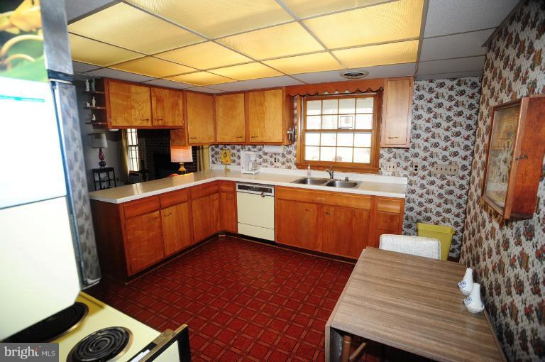 8804 Briarcroft Lane Laurel, MD 20708 - Photo 10 of 29 Kitchen