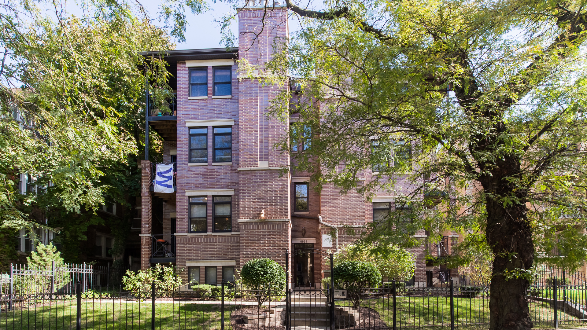6963 North Sheridan Road, Unit 1E Chicago, IL 60626 - Photo 1 of 20 front view of a building