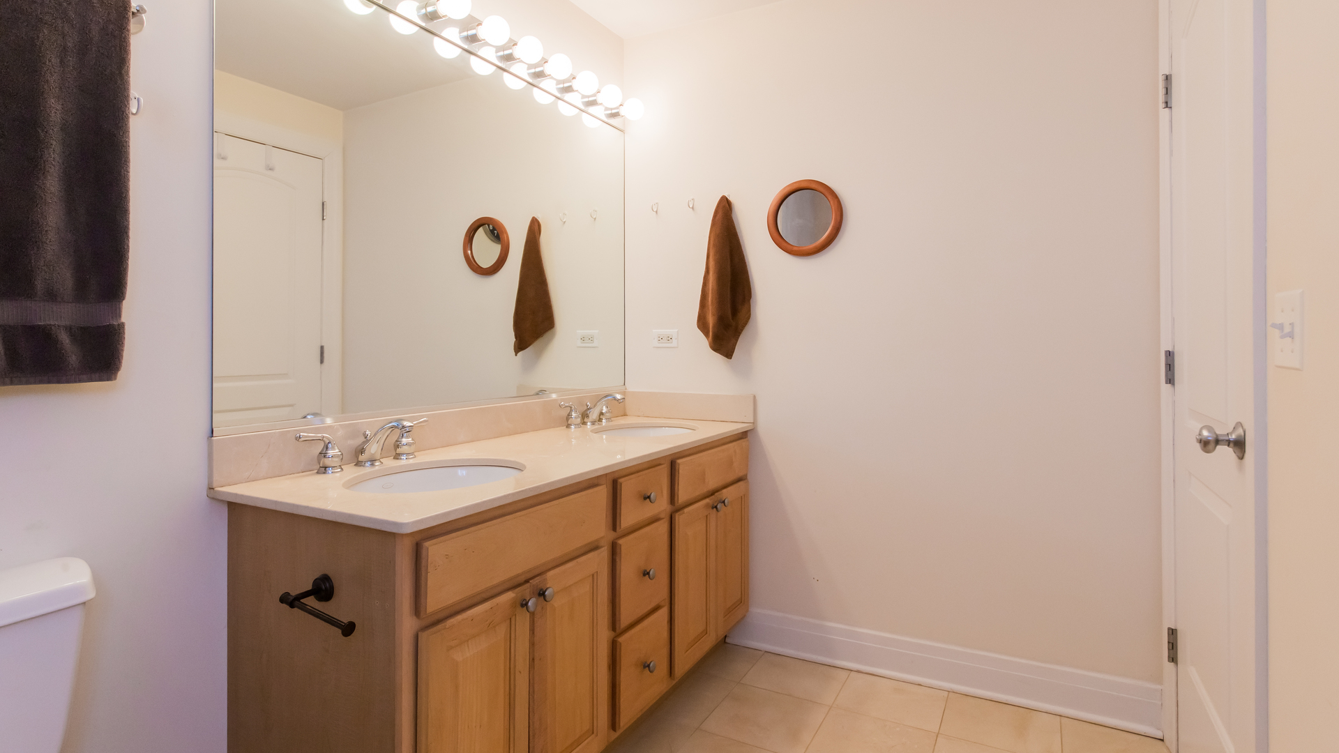 6963 North Sheridan Road, Unit 1E Chicago, IL 60626 - Photo 19 of 20 a bathroom with a sink and a mirror