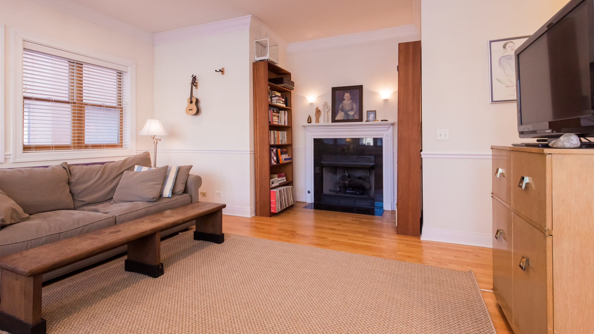 6963 North Sheridan Road, Unit 1E Chicago, IL 60626 - Photo 4 of 20 a living room with furniture and a fireplace