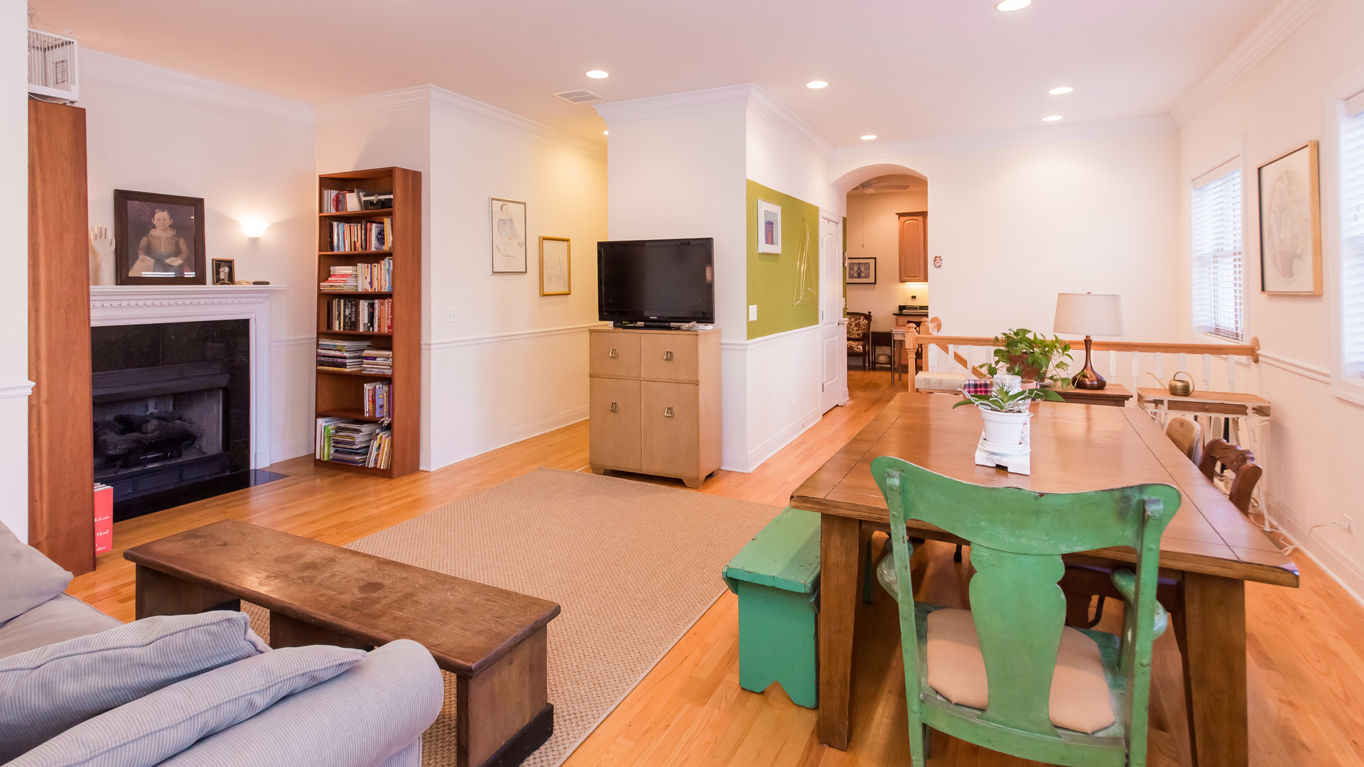 6963 North Sheridan Road, Unit 1E Chicago, IL 60626 - Photo 6 of 20 a living room with furniture and a flat screen tv