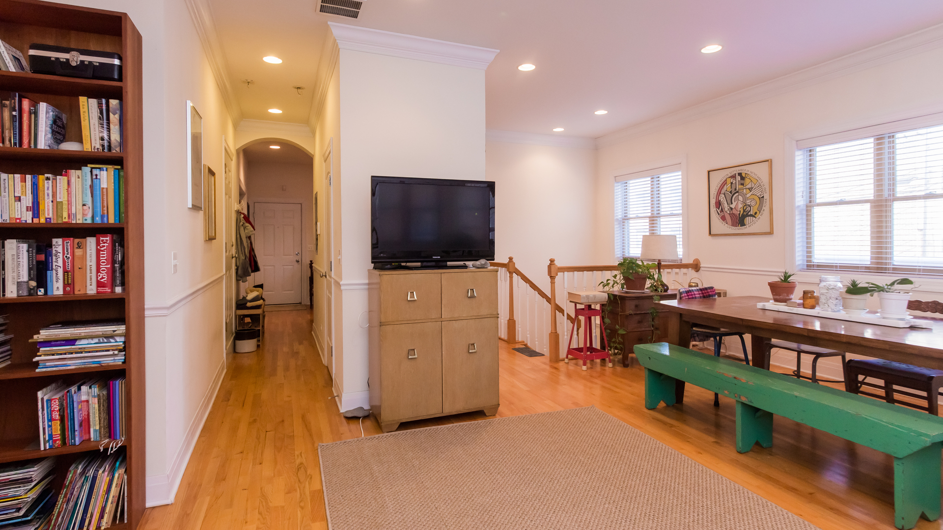 6963 North Sheridan Road, Unit 1E Chicago, IL 60626 - Photo 7 of 20 a living room with furniture and a flat screen tv