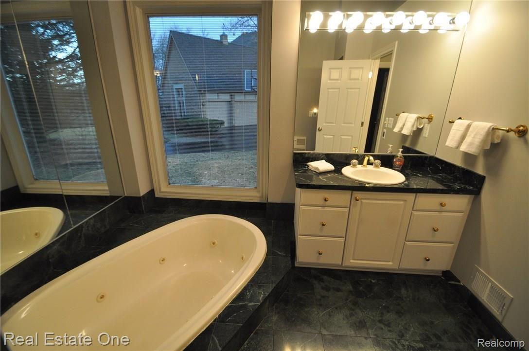6360 Peach Tree Court Rochester, MI 48306 - Photo 24 of 55 22.JPG