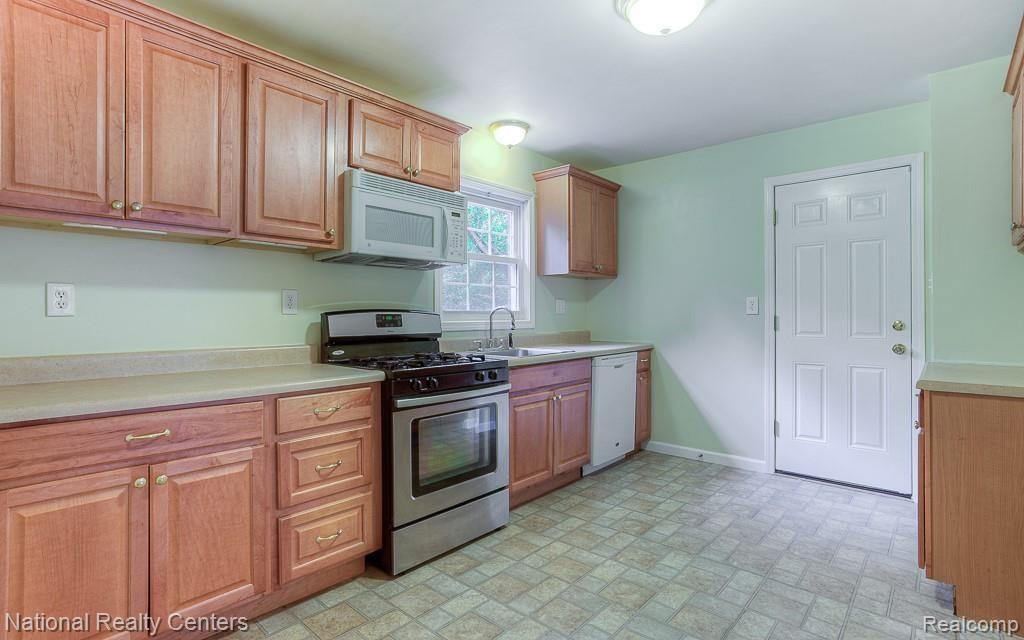 21515 Farmington Road Farmington Hills, MI 48335 - Photo 9 of 26