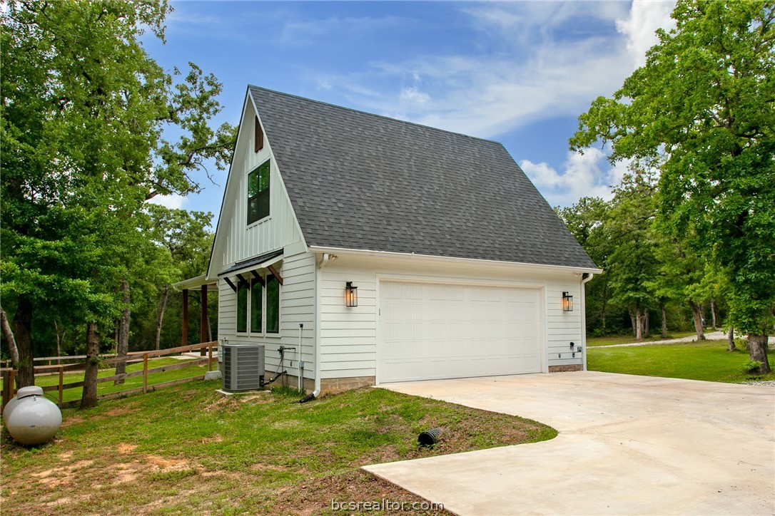 1629 Sawmill Road Franklin, TX 77856 - Photo 38 of 47 a backyard of a house with table and chairs