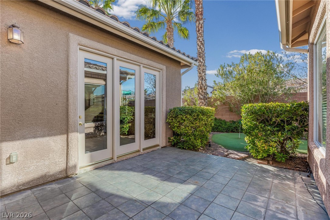 11425 Rancho Portena Avenue Las Vegas, NV 89138 - Photo 46 of 58 View of patio featuring a putting area