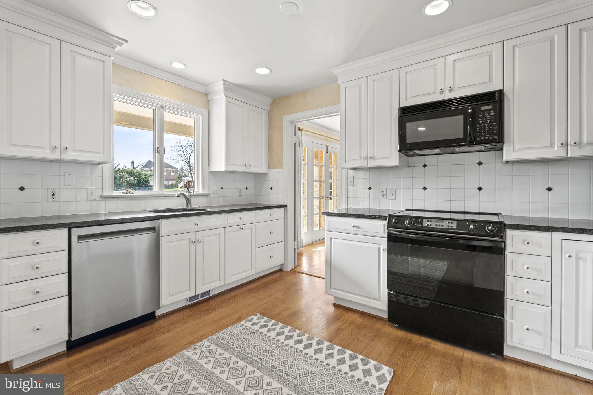 10011 Kendale Road Potomac, MD 20854 - Photo 9 of 32 Gallery Image 9