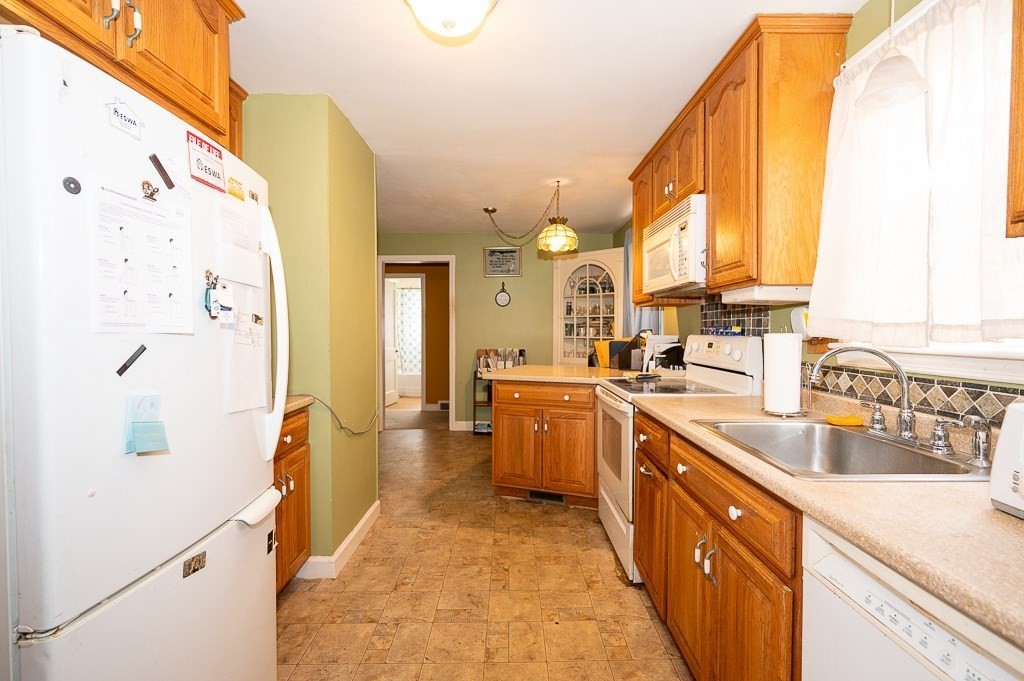 9 Claridge Road Worcester, MA 01606 - Photo 7 of 21