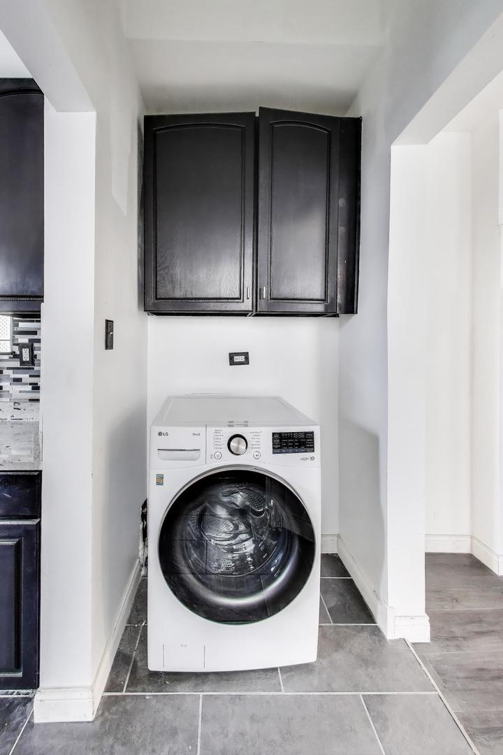928 East 46th Street Chicago, IL 60653 - Photo 14 of 28 a utility room with a washer and dryer