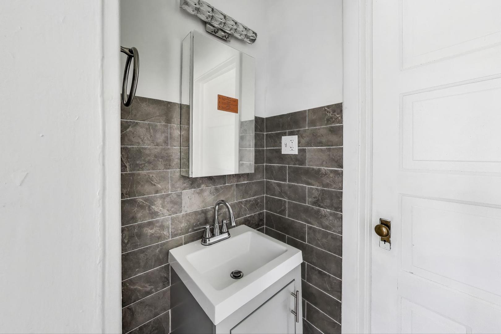 928 East 46th Street Chicago, IL 60653 - Photo 18 of 28 a bathroom with a sink toilet and shower