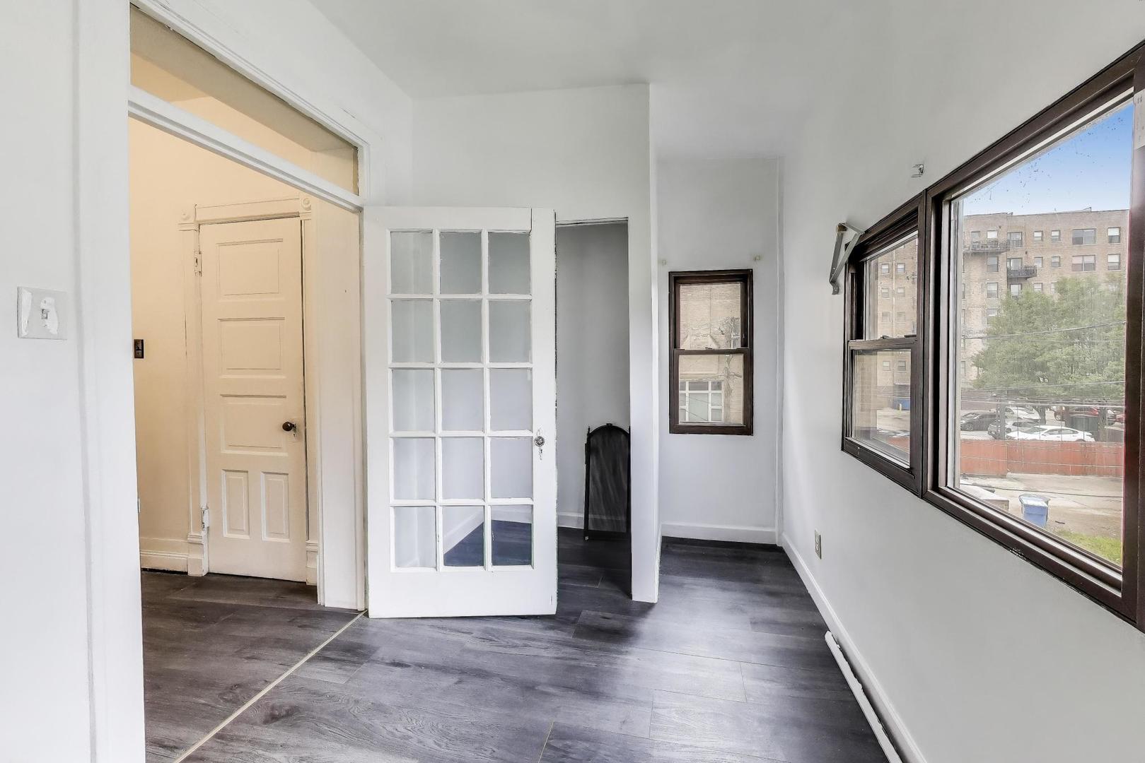 928 East 46th Street Chicago, IL 60653 - Photo 23 of 28 an empty room with windows