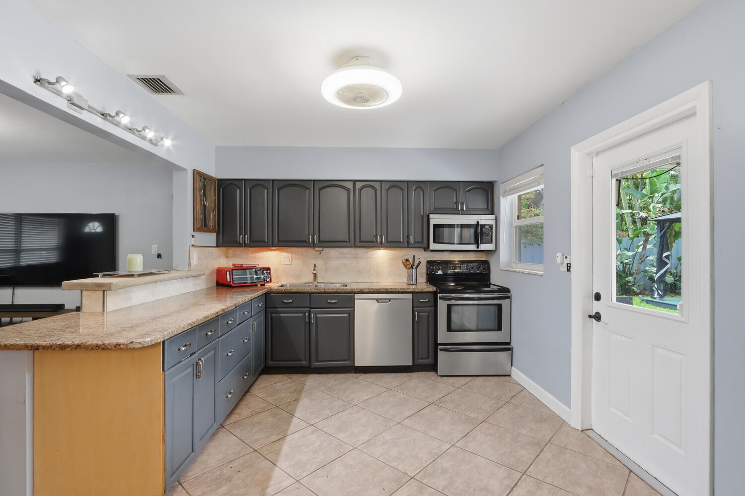 720 Northeast 7th Street Pompano Beach, FL 33060 - Photo 24 of 35 Kitchen-014-006-1500x1000