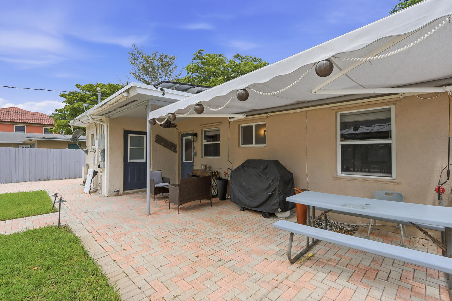 720 Northeast 7th Street Pompano Beach, FL 33060 - Photo 31 of 35 Patio Area with Awning-026-007-1500x1000