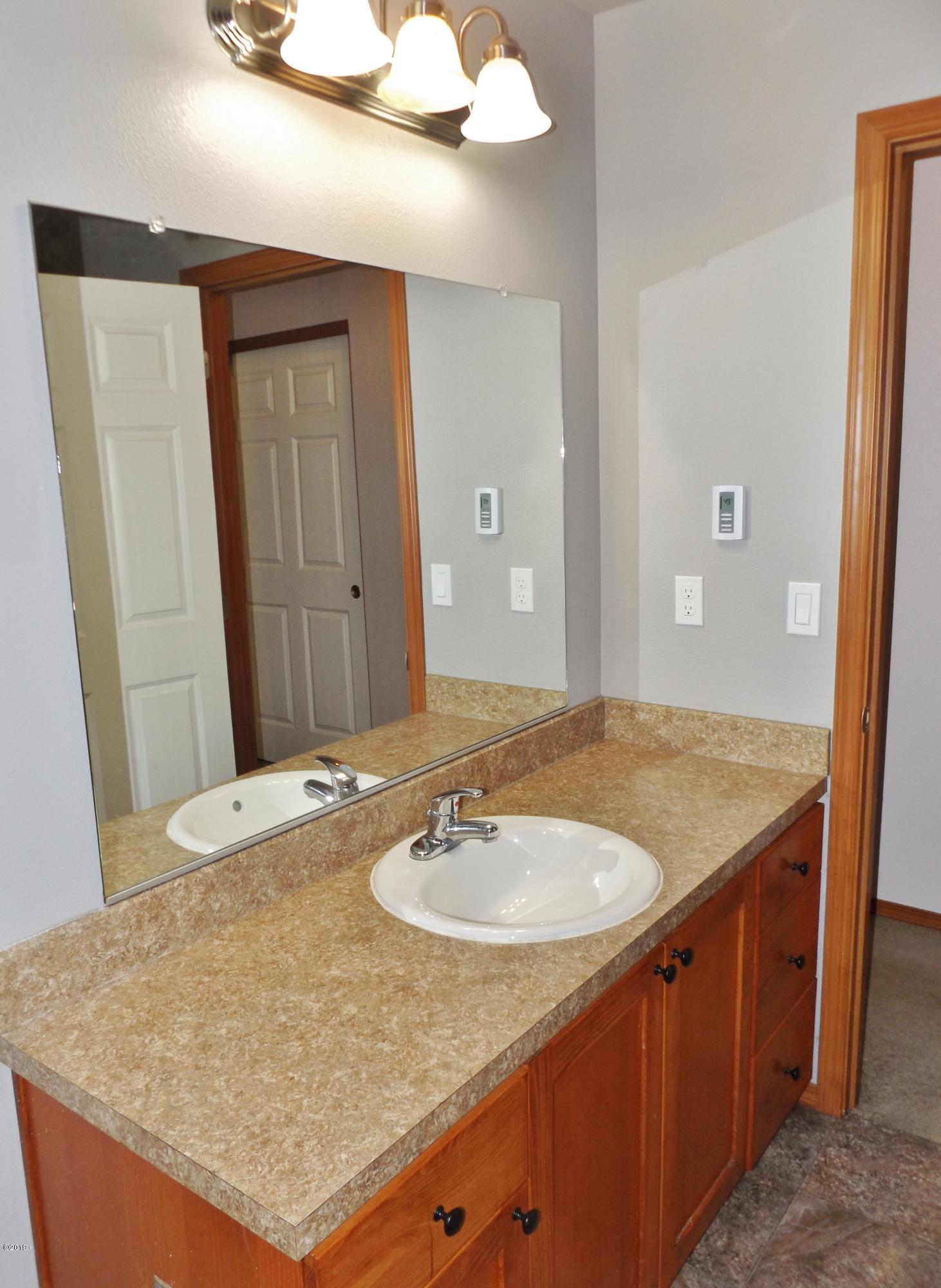 353 East Darkey Creek Road Waldport, OR 97394 - Photo 18 of 35 Bath