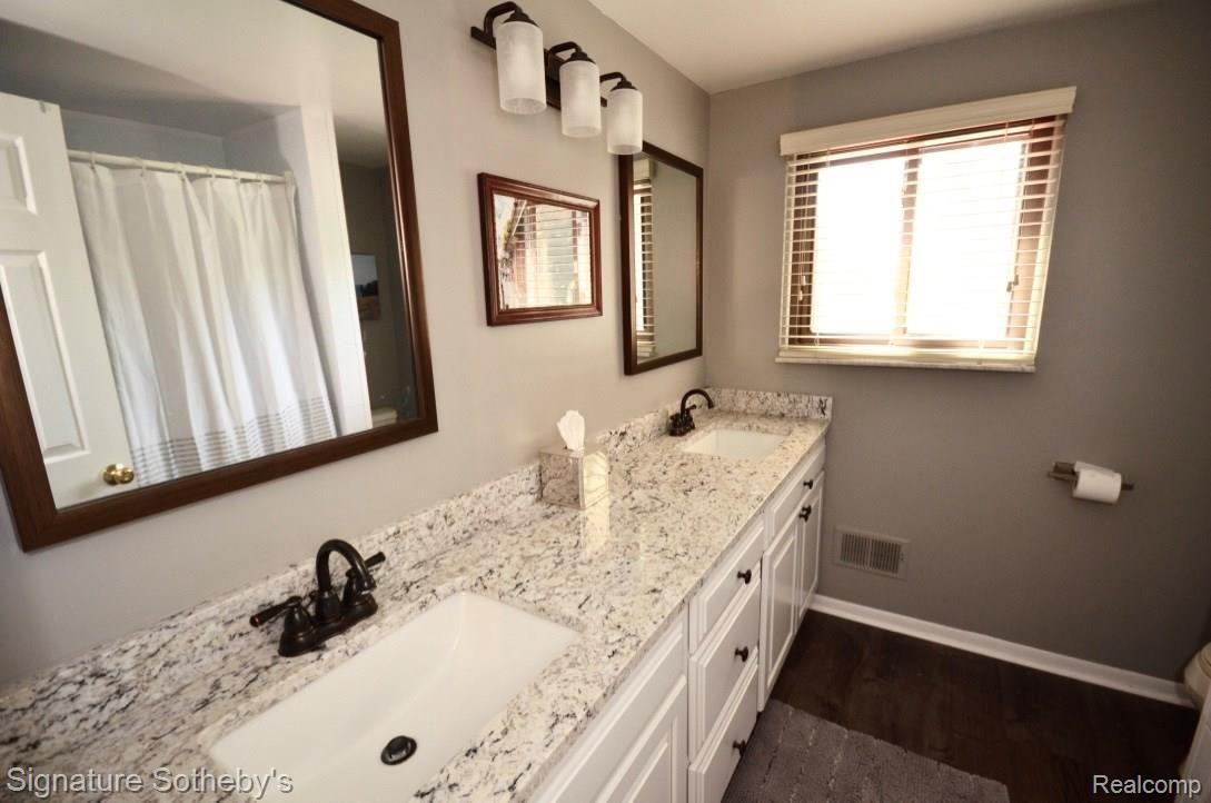 8777 Foster Road Clarkston, MI 48346 - Photo 3 of 21 5.jpg